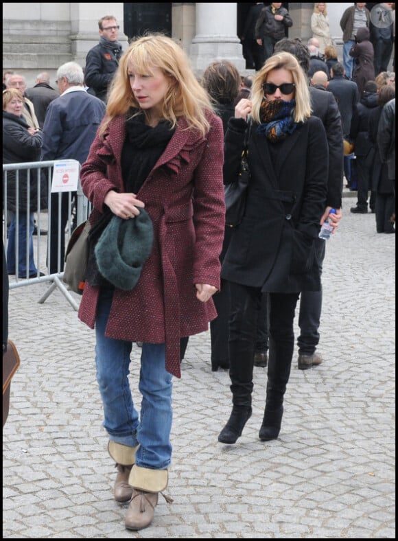 Julie Depardieu et Ludivine Sagnier lors des obsèques de Claude Miller au crématorium du cimetière du Père-Lachaise à Paris le 11 avril 2012