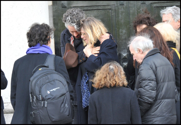 Annie Miller, veuve du réalisateur, lors des obsèques de Claude Miller au crématorium du cimetière du Père-Lachaise à Paris le 11 avril 2012