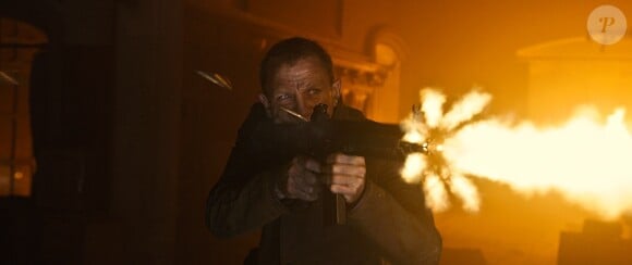 Daniel Craig ressort les armes dans Skyfall de Sam Mendes.