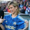 Lorie, très fière de porter le maillot de l'OM le 11 avril 2012 au Stade Vélodrome de Marseille pour le match entre l'OM et Montpellier (1-3)