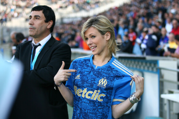 Lorie, très fière de porter le maillot de l'OM le 11 avril 2012 au Stade Vélodrome de Marseille pour le match entre l'OM et Montpellier (1-3)