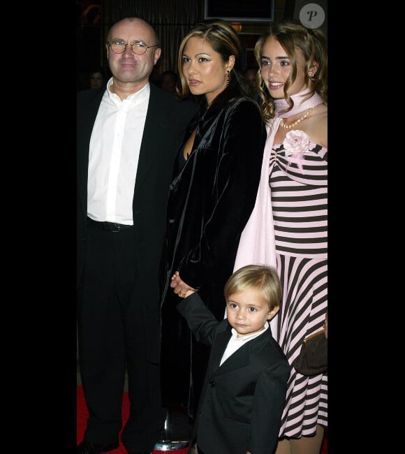 Lily Collins avec son père, sa belle-mère et son frère en 2003