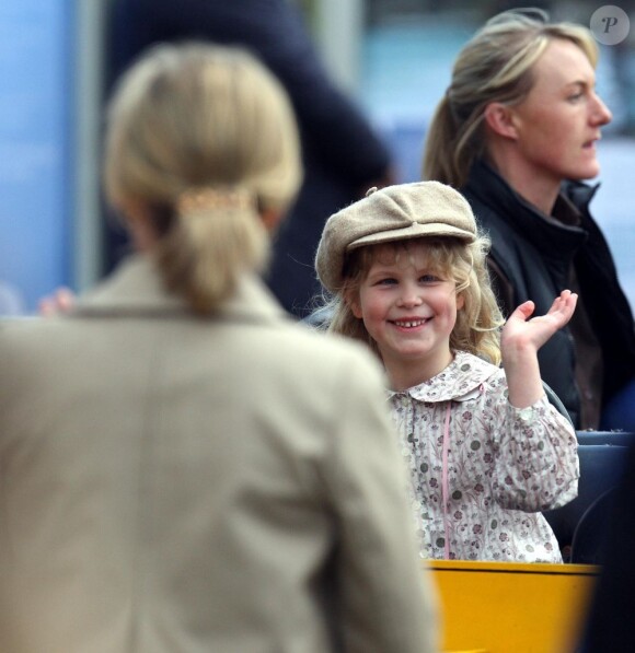 Lady Louise Windsor lors de courses à windsor en mai 2011.
Le 11 avril 2012, la fille du prince Edward et de la comtesse Sophie de Wessex s'est cassé le bras gauche en tombant de cheval.