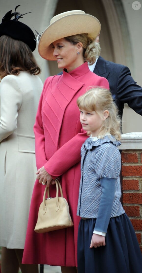 Lady Louise Windsor avec sa mère Sophie de Wessex lors du dimanche de Pâques à Windsor, pour le service religieux en la chapelle Saint-George, le 8 avril 2012.
Le 11 avril 2012, la fille du prince Edward et de la comtesse Sophie de Wessex s'est cassé le bras gauche en tombant de cheval.