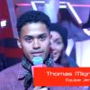 Jenifer s'amuse à faire des blagues à l'un de ses talents, Thomas Mignot, lors des répétitions avant le prime en direct de ce soir, samedi 14 avril, dans The Voice sur TF1