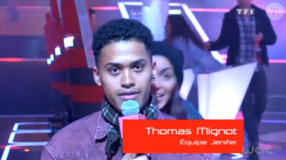 Jenifer s'amuse à faire des blagues à l'un de ses talents, Thomas Mignot, lors des répétitions avant le prime en direct de ce soir, samedi 14 avril, dans The Voice sur TF1