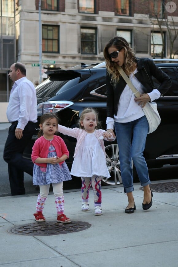 Sarah Jessica Parker maman modèle pour ses deux adorables filles dans les rues de New York le 13 avril 2012