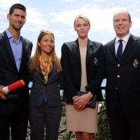 Djokovic médaillé par le prince Albert et Charlene, devant sa belle Jelena