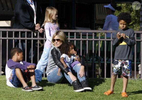 Heidi Klum et ses quatre enfants à Coldwater Park. Beverly Hills, le 15 avril 2012.