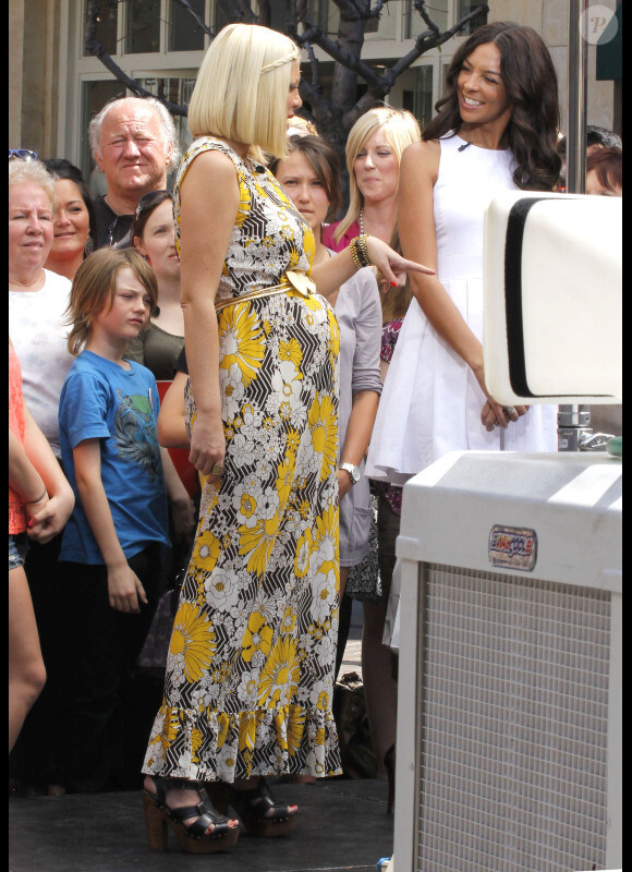 Tori Spelling, enceinte : Pétillante sur le plateau de l'émission de télé The Grove pour une interview à Los Angeles le 17 avril 2012