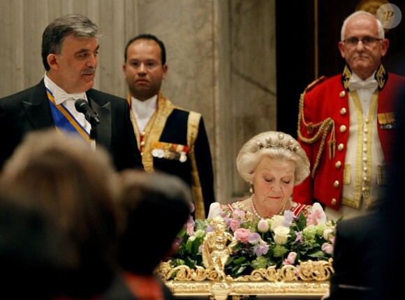 La reine Beatrix lors du dîner officiel au palais royal d'Amsterdam en l'honneur du président de la Turquie Abdullah Gül et de son épouse, le 17 avril 2012