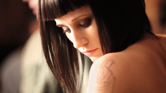 La chanteuse Dev épaule Lara Stone dans l'univers pop de Ck one color