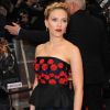 Scarlett Johansson parfaite dans une robe Prada et perchée sur des Louboutin lors de la première de Avengers à Londres le 19 avril 2012