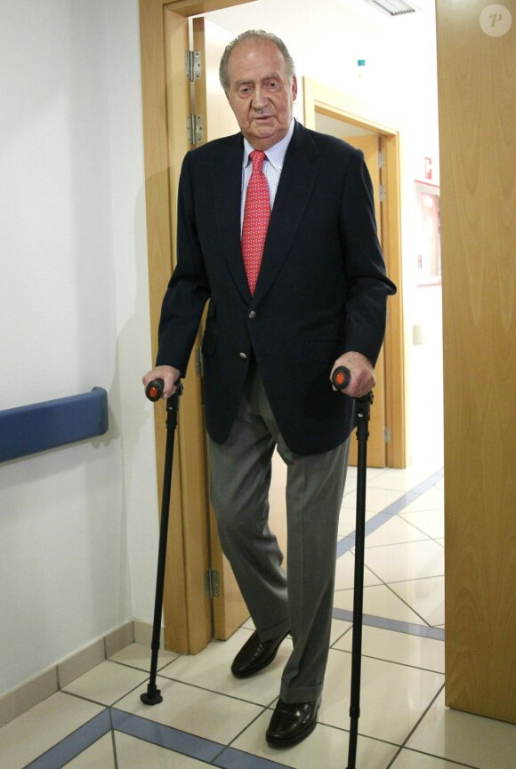 Le roi Juan Carlos quitte l'hôpital San José de Madrid après son opération à la hanche, le 18 avril 2012