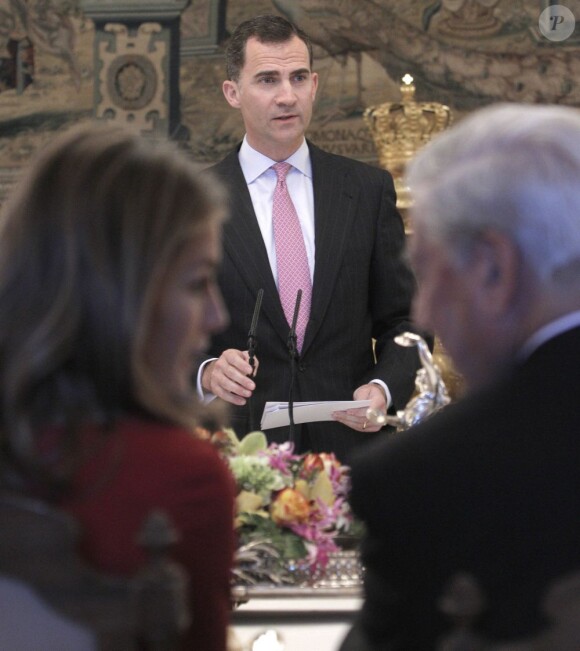 On n'écoute pas le discours de Felipe, Letizia ?
Felipe et Letizia d'Espagne étaient les hôtes, en remplacement du roi Juan Carlos et de la reine Sofia, d'un déjeuner au palais royal de Madrid, vendredi 20 avril 2012, précédant la remise du Prix Cervantes.