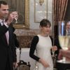 Un toast aux belles lettres... et à l'avenir de la monarchie ?
Felipe et Letizia d'Espagne étaient les hôtes, en remplacement du roi Juan Carlos et de la reine Sofia, d'un déjeuner au palais royal de Madrid, vendredi 20 avril 2012, précédant la remise du Prix Cervantes.