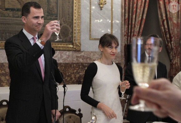 Un toast aux belles lettres... et à l'avenir de la monarchie ?
Felipe et Letizia d'Espagne étaient les hôtes, en remplacement du roi Juan Carlos et de la reine Sofia, d'un déjeuner au palais royal de Madrid, vendredi 20 avril 2012, précédant la remise du Prix Cervantes.