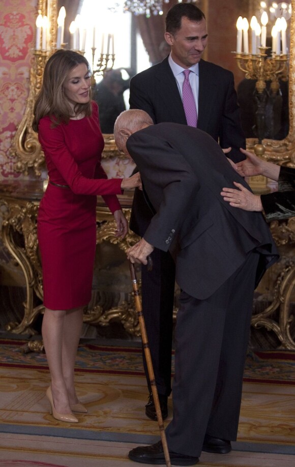 Divine dans une robe rouge, Letizia d'Espagne épaulait son mari le prince Felipe, hôte d'un déjeuner au palais royal de Madrid, vendredi 20 avril 2012, précédant la remise du Prix Cervantes.