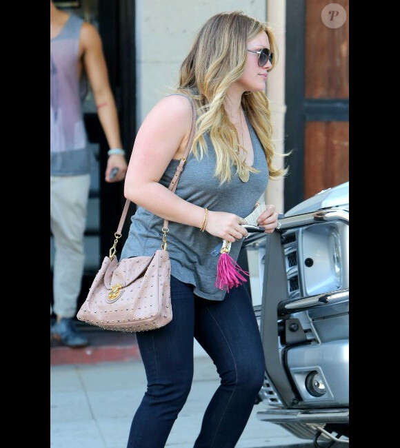 Hilary Duff sort de chez le coiffeur, le vendredi 20 avril à Los Angeles.