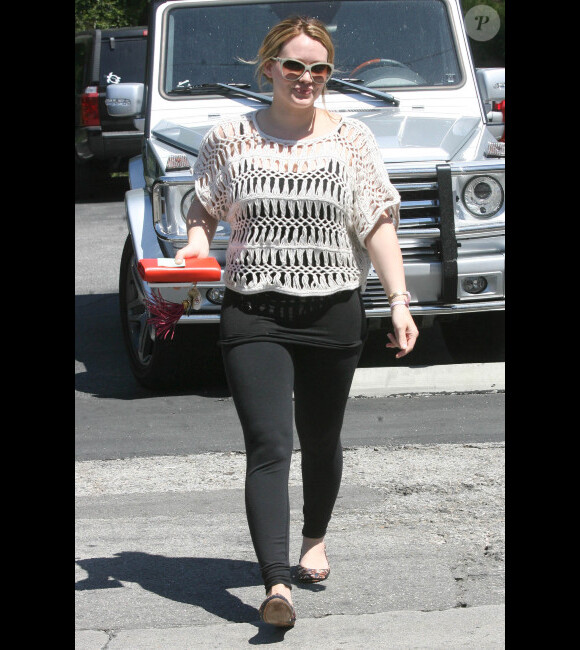 Hilary Duff achète un café, le vendredi 20 avril à Los Angeles.