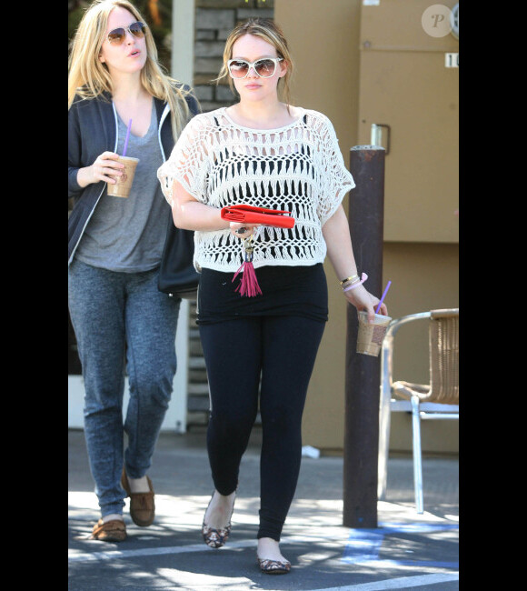 Hilary Duff achète un café, le vendredi 20 avril à Los Angeles.