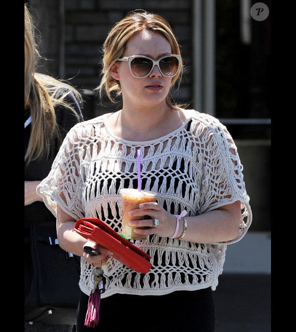 Hilary Duff achète un café, le vendredi 20 avril à Los Angeles.