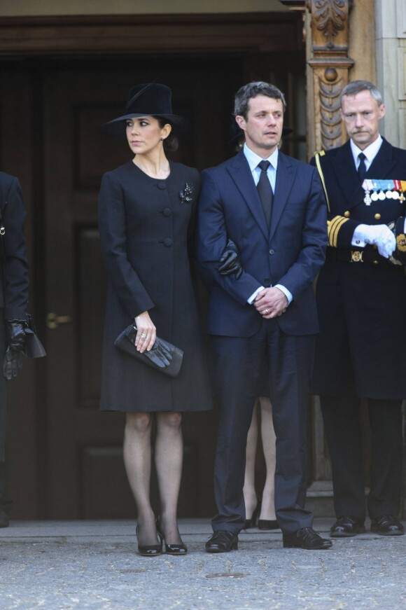 La famille royale danoise - ici, la princesse Mary et son époux le prince Frederik -, très attristée par la mort du magnat Arnold Maersk Mc-Kinney Møller, décédé le 16 avril 2012 tandis que la reine Margrethe II célébrait son 72e anniversaire, assistait à ses funérailles en l'église Holmen de Copenhague le 21 avril 2012.