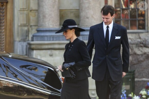 La famille royale danoise - ici le prince Joachim et son épouse la princesse Marie -, très attristée par la mort du magnat Arnold Maersk Mc-Kinney Møller, décédé le 16 avril 2012 tandis que la reine Margrethe II célébrait son 72e anniversaire, assistait à ses funérailles en l'église Holmen de Copenhague le 21 avril 2012.