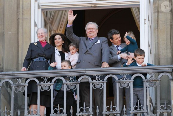La famille royale de Danemark au balcon d'Amalienborg lors des célébrations du 72e anniversaire de la reine Margrethe, le 16 avril 2012. Le même jour, les royaux étaient peinés d'apprendre la mort du magnat Arnold Maersk Mc-Kinney Møller.