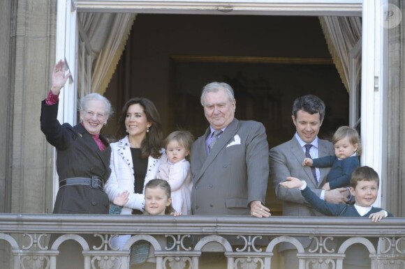 La famille royale de Danemark au balcon d'Amalienborg lors des célébrations du 72e anniversaire de la reine Margrethe, le 16 avril 2012. Le même jour, les royaux étaient peinés d'apprendre la mort du magnat Arnold Maersk Mc-Kinney Møller.