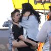 Justin Bieber reçoit la visite de sa petite amie Selena Gomez sur le tournage de son clip Boyfriend, à Los Angeles, le samedi 21 avril 2012.