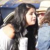 Selena Gomez fait la connaissance d'une petite fille, à Los Angeles, le samedi 21 avril 2012.