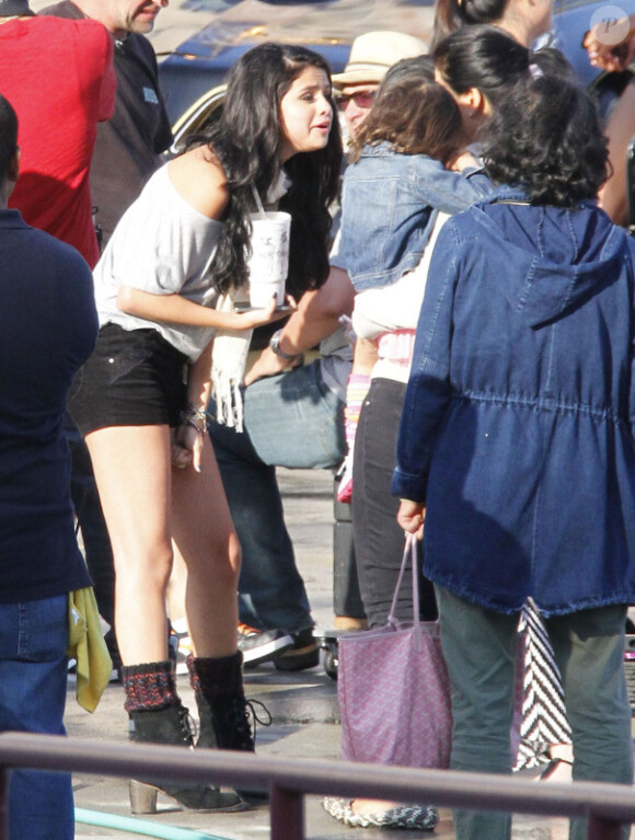 Selena Gomez fait la connaissance d'une petite fille, à Los Angeles, le samedi 21 avril 2012.