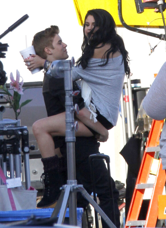 Justin Bieber reçoit la visite de Selena Gomez sur le tournage de son clip Boyfriend, à Los Angeles, le samedi 21 avril 2012.