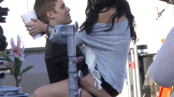 Justin Bieber : Visite surprise de Selena Gomez, groupie et girlfriend câline