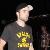 Robert Pattinson s'amuse au Festival de Coachella le 22 avril 2012 à Indio en Californie