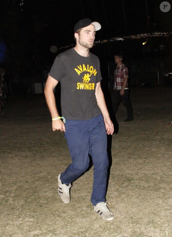 Robert Pattinson s'amuse au Festival de Coachella le 22 avril 2012 à Indio en Californie