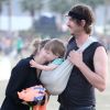 Alicia Silverstone et son mari Christoper Jarecki prennent soin de leur fils Bear Blu lors du festival de Coachella, à Indio, le 23 avril 2012