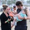 Alicia Silverstone et son mari Christoper Jarecki prennent soin de leur fils Bear Blu lors du festival de Coachella, à Indio, le 23 avril 2012