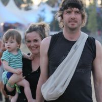 Alicia Silverstone : A Coachella, elle protège les oreilles de son mignon bébé
