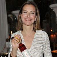 Carole Bouquet : Rayonnante, la comédienne prend de la bouteille !