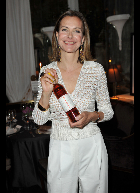 Carole Bouquet présente son vin Sangue d'Oro issu de son domaine situé sur l'île de Pantelleria le 23 avril 2012 à l'hôtel Majestic de Rome