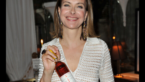 Carole Bouquet : Rayonnante, la comédienne prend de la bouteille !