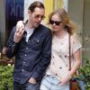 Kate Bosworth, amoureuse, dans un look urbain au top, accompagnée de son amoureux Michael Polish le 24 avril à Santa Monica