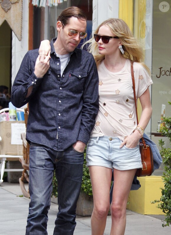 Kate Bosworth très lookée en balade amoureuse avec Michael Polish le 24 avril 2012 à Los Angeles