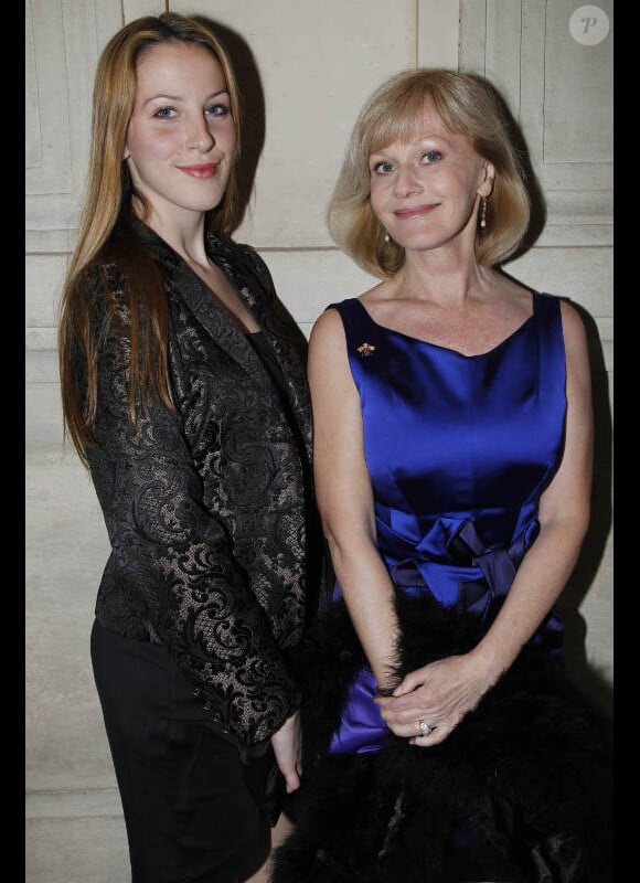 Elisa Servier et sa fille Manon le 25 avril au théâtre du Chatelet pour le Gala "Musique conte l'oubli" d'Amnesty International