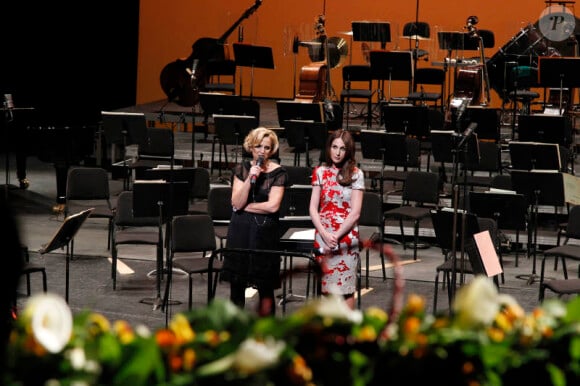 Elsa Zylberstein et Geneviève Garrigos  le 25 avril au théâtre du Chatelet pour le Gala "Musique conte l'oubli" d'Amnesty International