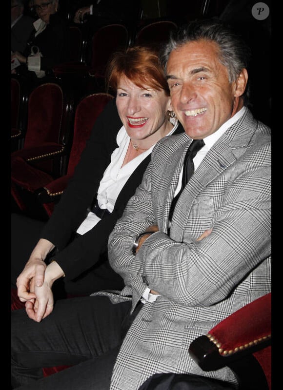 Gérard Holtz et sa compagne Murielle Mayette le 25 avril au théâtre du Chatelet pour le Gala "Musique conte l'oubli" d'Amnesty International