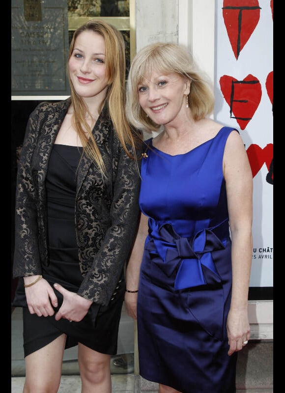 Elisa Servier et sa fille Manon le 25 avril au théâtre du Chatelet pour le Gala "Musique conte l'oubli" d'Amnesty International
