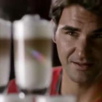 Roger Federer se glisse dans la peau de George Clooney pour une tasse de café
